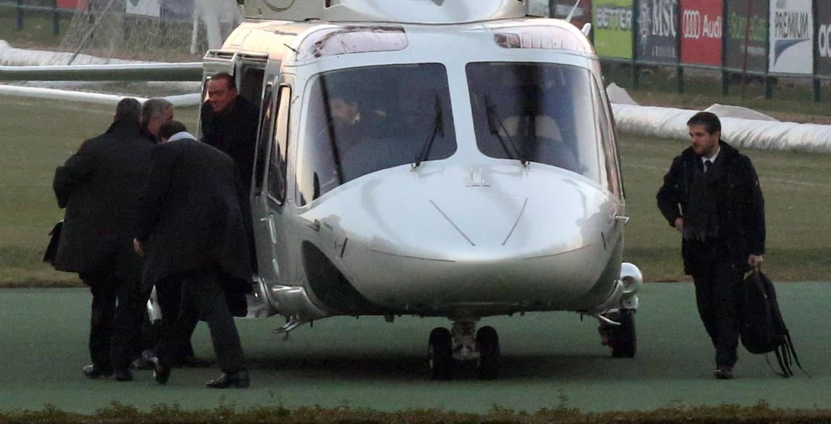 Silvio Berlusconi atterra a Milanello con l&#39;elicottero privato intorno alle 16.30, alla vigilia della sfida di Champions con l&#39;Ajax. Ansa